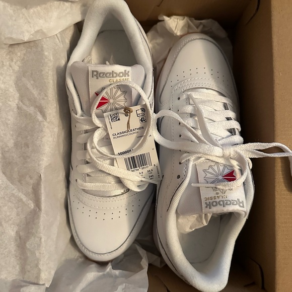 Classic Reebok unisex NWT white tennis shoes - Picture 4 of 8